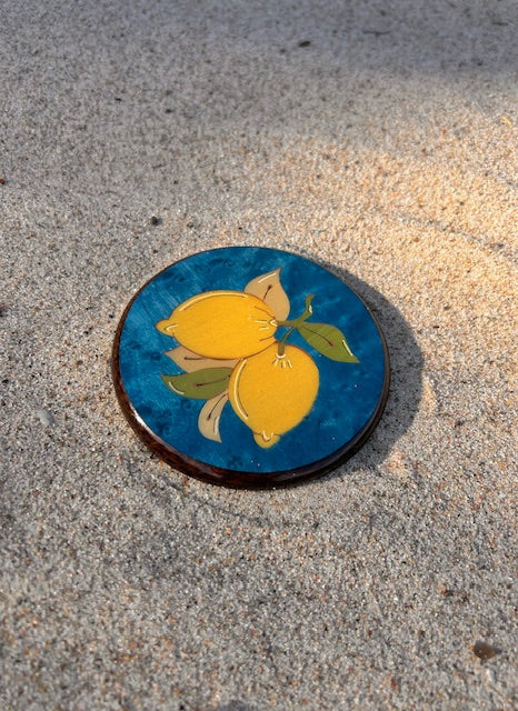 Italien wood coaster with lemons