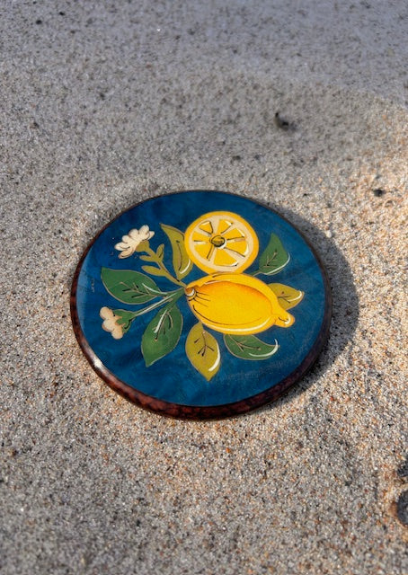 Italien wood coaster with lemons
